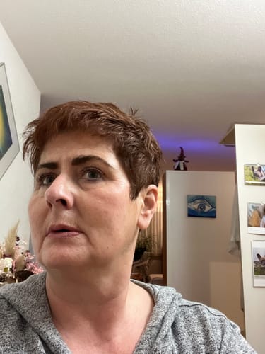 Reviewer showing her face with fresh, cared-for skin after using the Mexican Skincare Bestseller set.