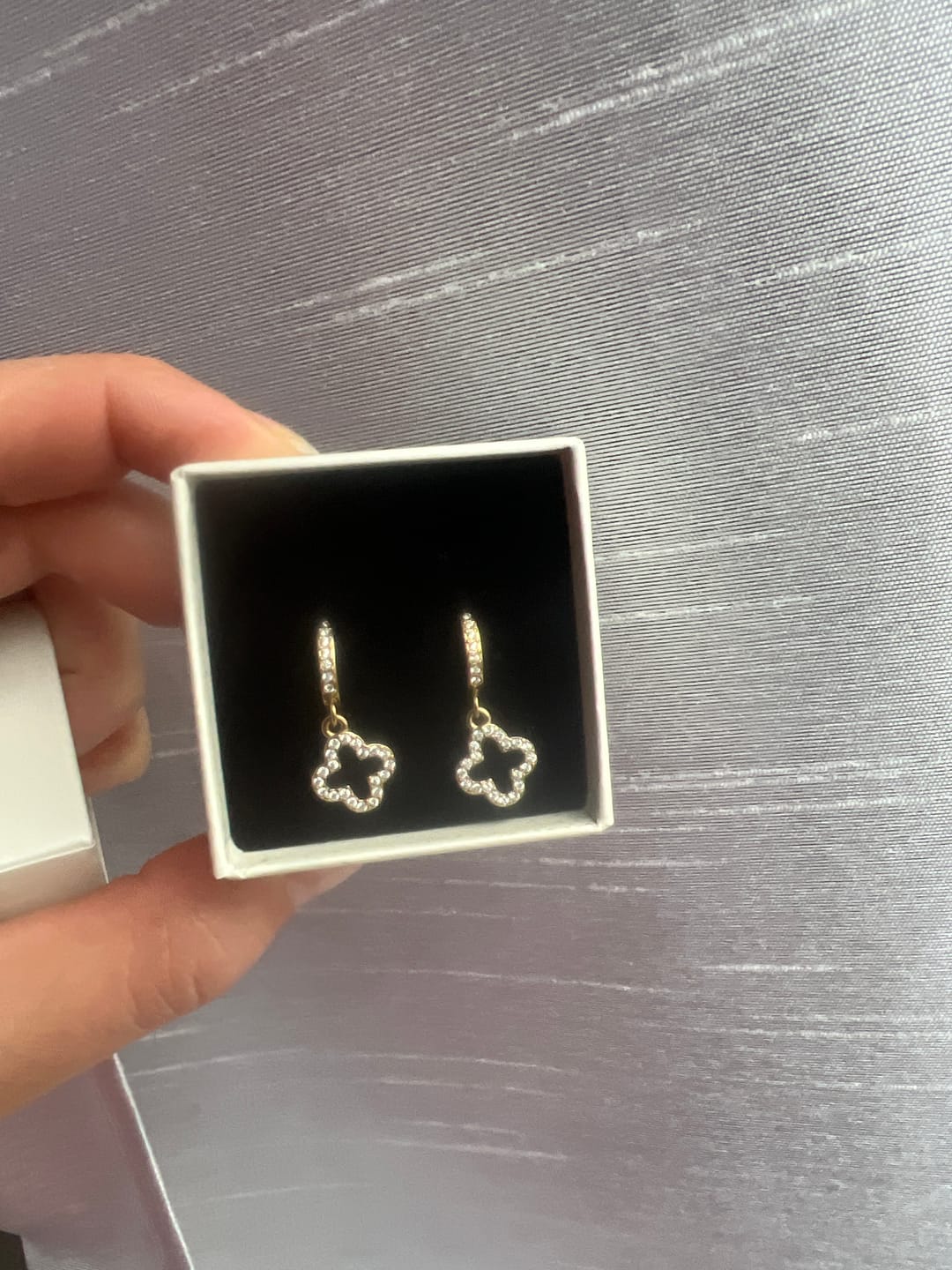 Customer photo review of Pave Lucky Aura Huggie Ohrringe 14K Vergoldet