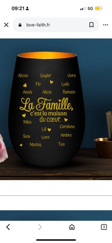 Avis client : photophore Famille personnalisé, noir et mat. Allumé, il révèle la gravure dorée des prénoms.