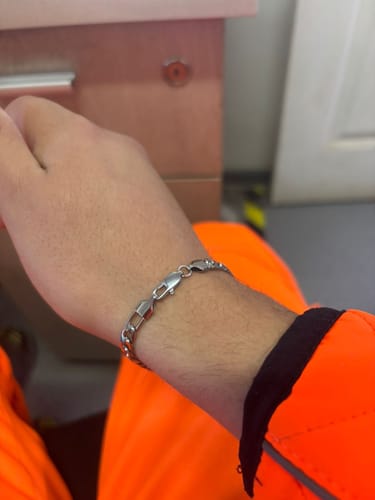 Un cliente muestra su Pulsera Fígaro de 5 mm en la muñeca.