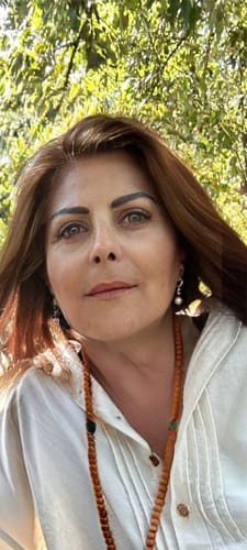 Cliente in un ritratto all'aperto, che ha recensito il prodotto Enzifive.