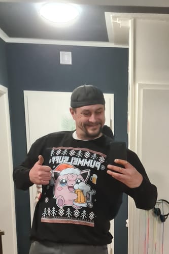 Kunde macht ein Spiegel-Selfie, lächelt und gibt einen Daumen hoch.