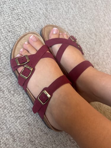 Reseña con foto de un cliente sobre Sandalias Cruzadas Suede