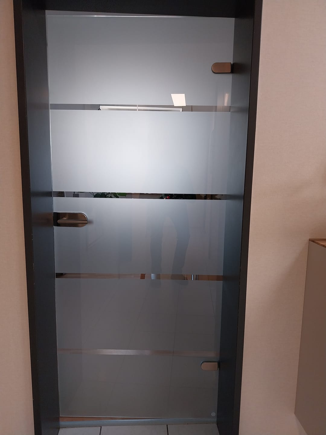 Customer photo review of Glastür ohne Zarge, Studio, kratzfestes & starkes 8mm ESG Glas - 5 Streifen Sainiert T6