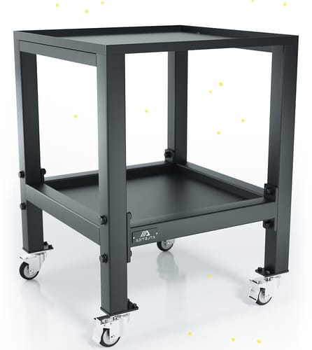 Rezensentenbild der schwarzen QUAD Hantelablage. Der stabile Ständer mit zwei Ablagen steht auf Rollen.