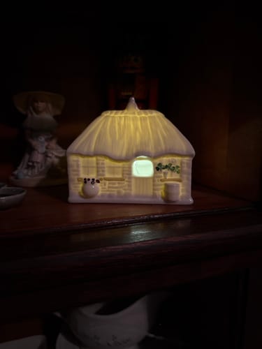 Customer photo review of Belleek Classic Edition Piece 2025-Irish Thatched Cottage LED