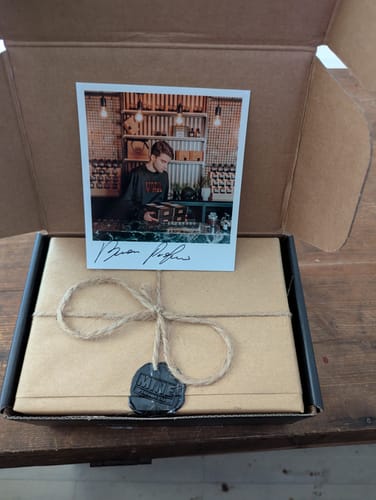 Recensore mostra la confezione regalo del profumo PATCHOULI all'interno di una scatola di cartone.