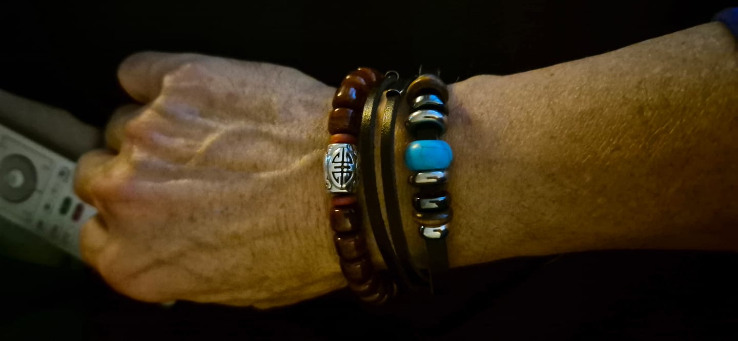 Customer photo review of Buddha Stones Tibetische Knochenperlen Om Mani Padme Hum Stärke Armband