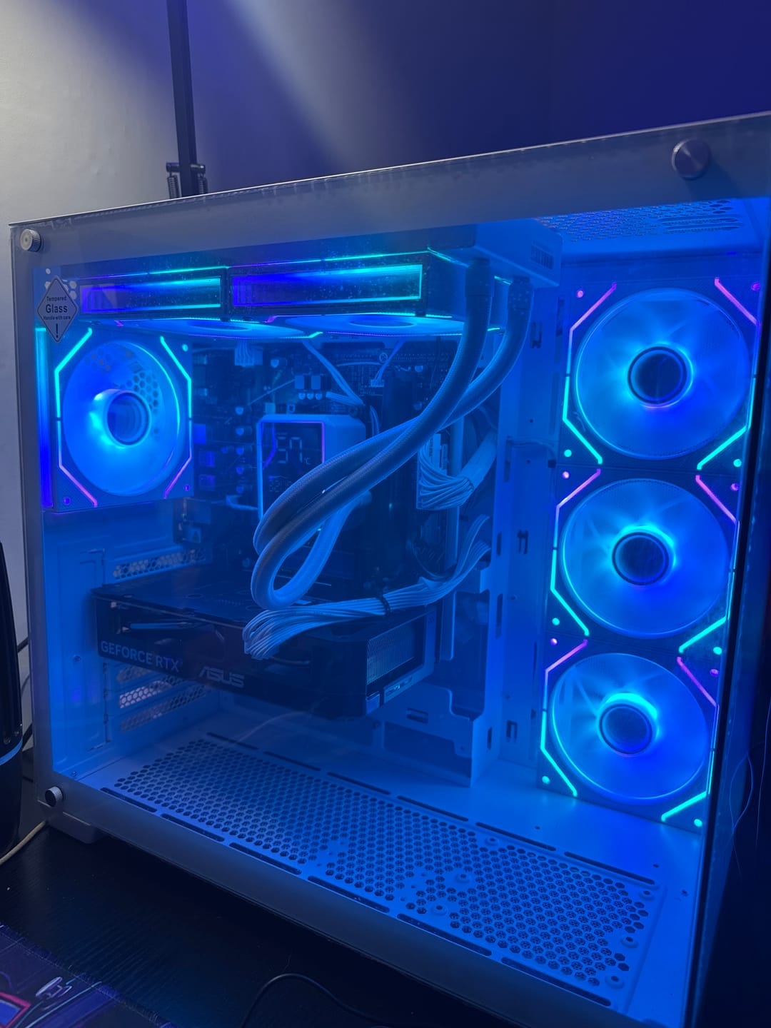 Customer photo review of Nemesis White - AMD Ryzen 5 7500F DDR5 16GB RAM Dual GeForce RTX 5060 8GB GDDR7 AI Ready T6-MS409