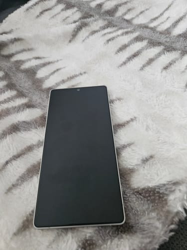 Rezensent zeigt das Samsung-Smartphone mit der sauber aufgebrachten 3 in 1 Schutzfolie.