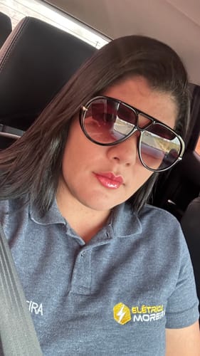 Cliente usando os Óculos Veneza de armação grande em uma selfie tirada dentro de um carro.