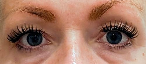 Nahaufnahme der geöffneten Augen einer Kundin, die die voluminösen LASH BABY MAXI Wimpern trägt.