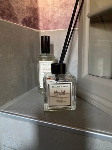 Recensent toont de Istanbul Geurstokjes op een plankje in het toilet naast de roomspray.