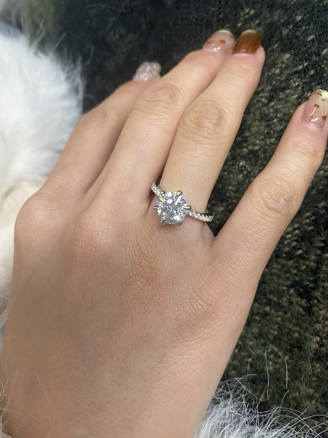 Customer photo review of Rodiffy Moissanite 2.0 Ct ～4.0 Ct Round Cut 6 Prong Promise Rings For Women