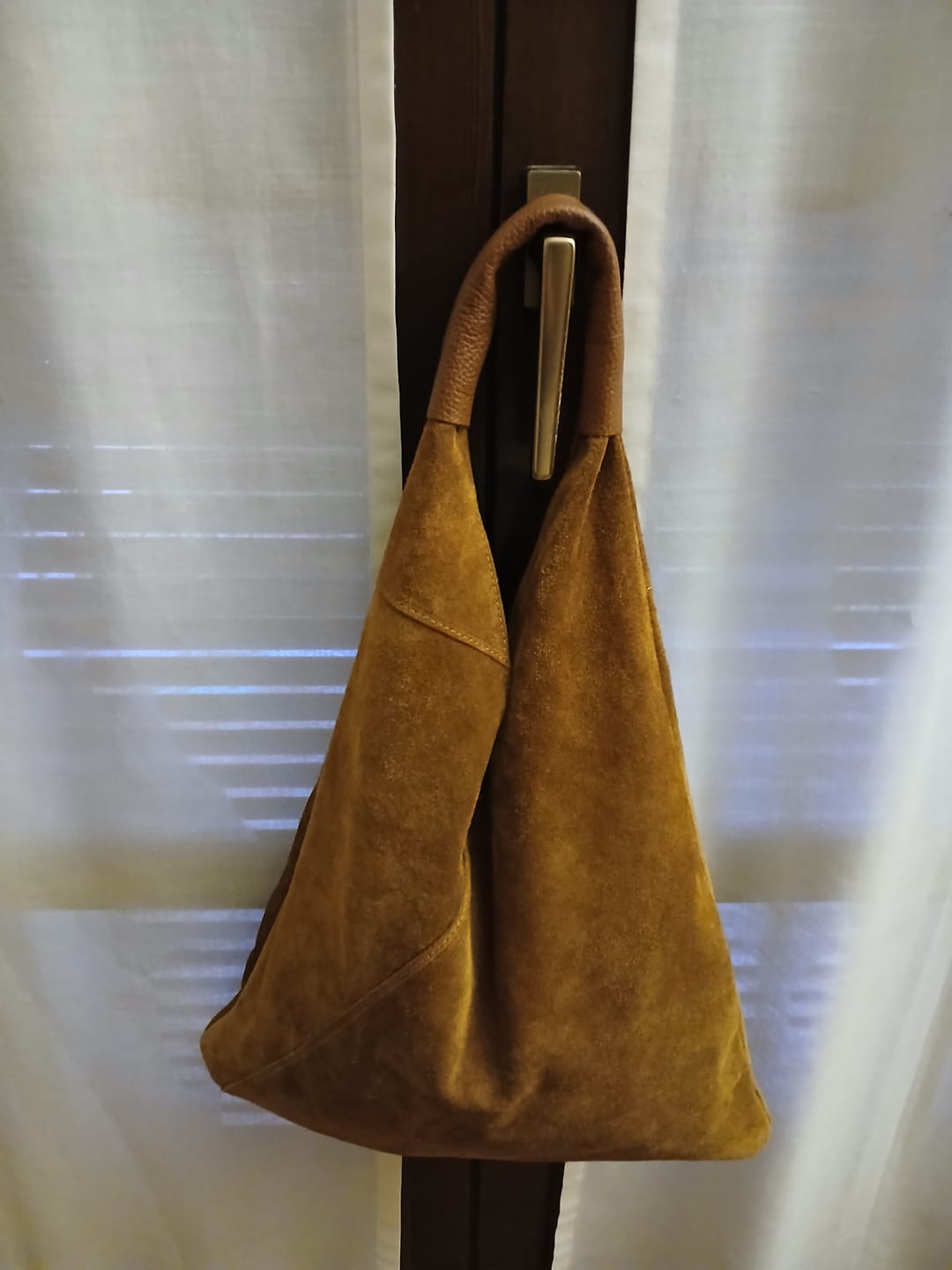 Customer photo review of Martina - Borsa Sacca Hobo a Spalla in Pelle Camoscio