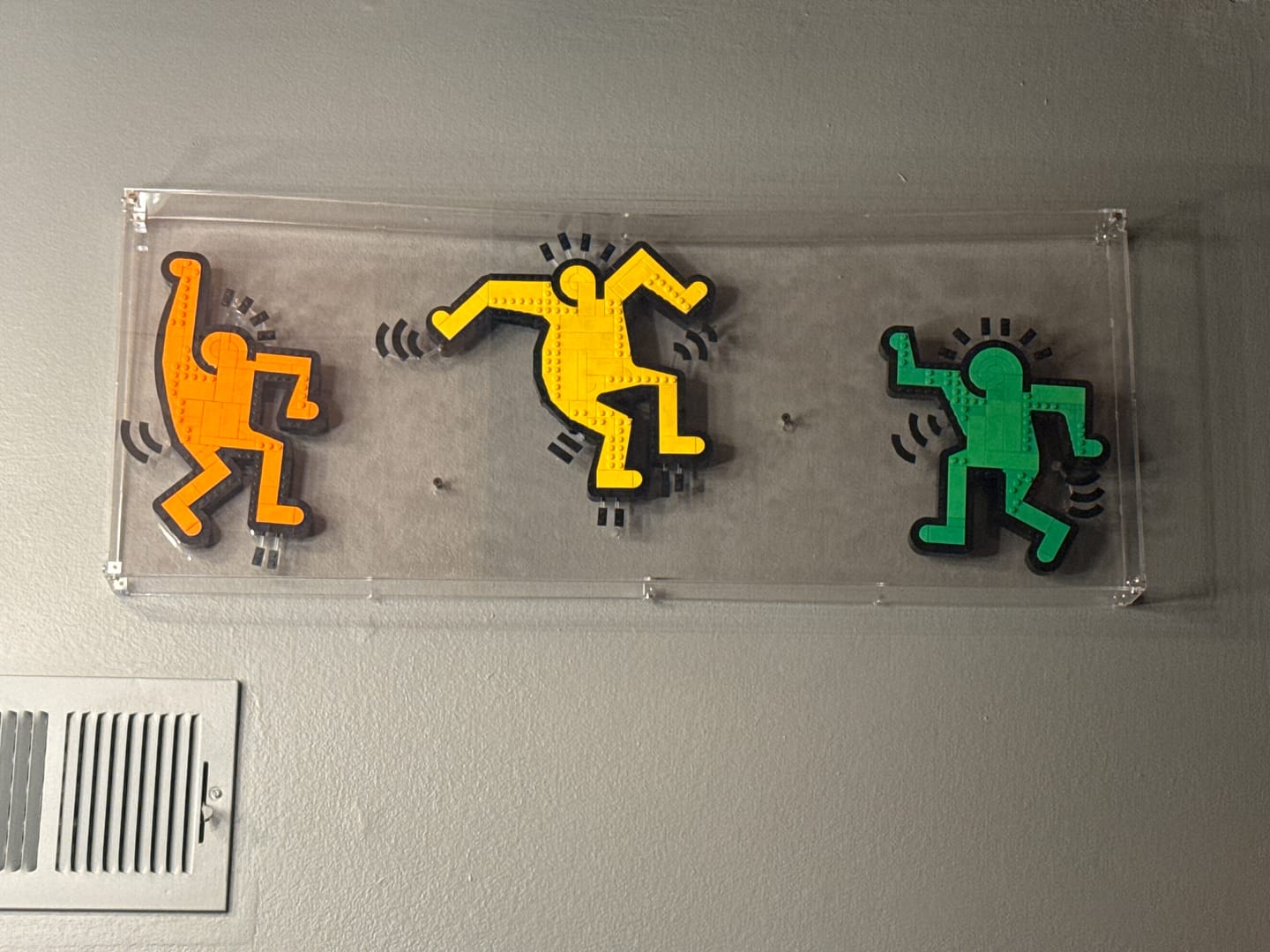 Customer photo review of Wall Mounted Display Case for LEGO® 31216 Art Keith Haring – Dancing Figures