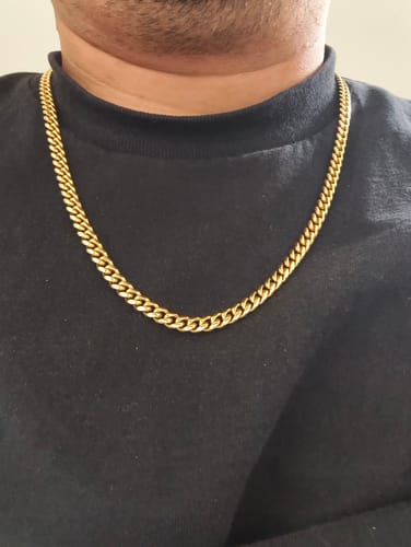 Customer wearing the 6mm gold Miami Cuban Chain against a black shirt.