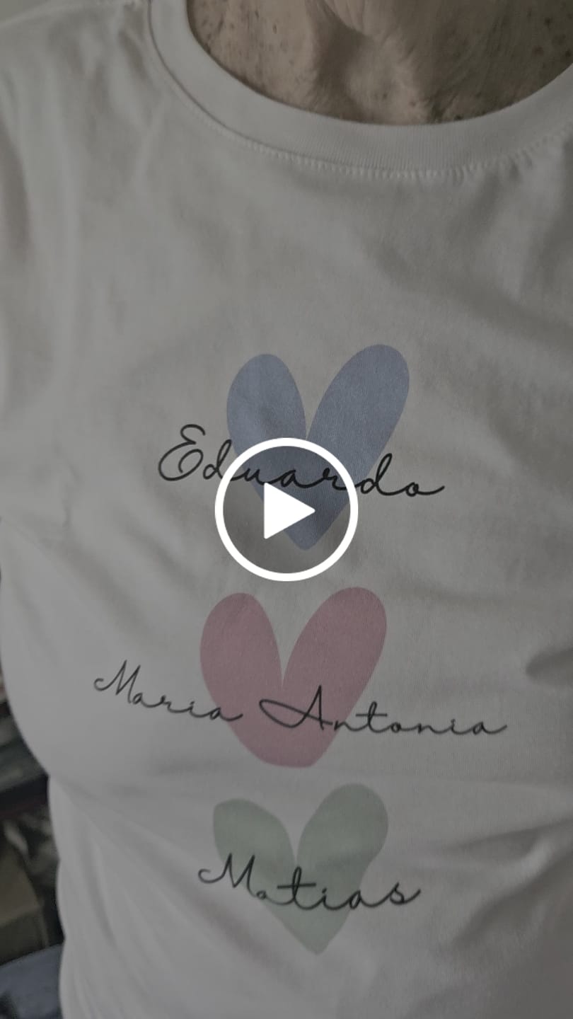 Customer video review of Camiseta Personalizada - CORAÇÕES E NOMES (Até 5 nomes) - 100% Algodão