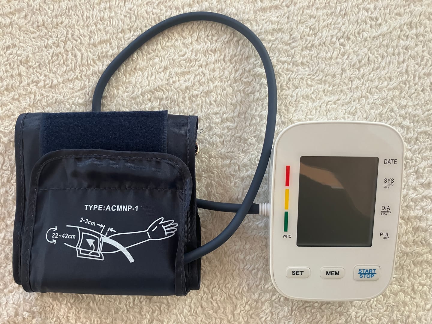 Customer photo review of Blutdruckmessgerät V8 Pro – Vollautomatische Messung mit klinisch getesteter Genauigkeit, komfortabler Manschette und Arrhythmie-Erkennung für präzise Ergebnisse