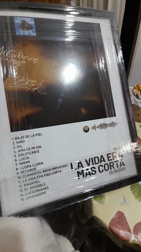 Reseña con foto de un cliente sobre LA VIDA ERA MÁS CORTA