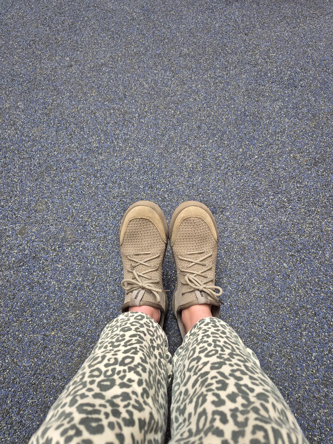 Customer photo review of Zapatilla Versaknit Taupe Unisex
