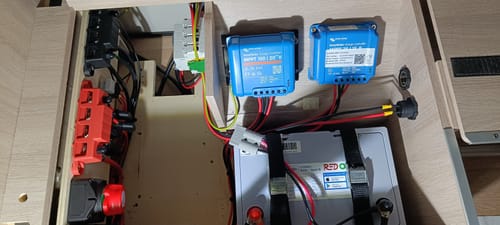 Customer photo review of Redodo Batterie Lithium LiFePO4 12V 100Ah Mini Bluetooth - Prot. basse temp. - Petite taille | batterie pour moteur électrique, camping-car, panneau solaire