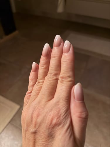 Kundenfoto der aufgetragenen UV Gel Nagelfolien 'Babyboomer Nude' mit einem eleganten Verlauf von Nude zu Weiß.