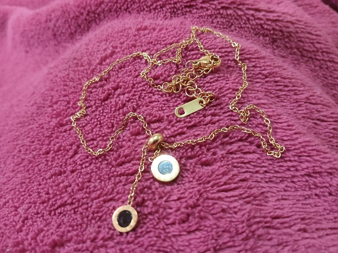 Customer photo review of Colar Gravatinha Athenas Banhado em Ouro 18k