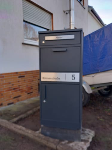 Customer photo review of Paketbox PB1 mit Briefkasten | anthrazit - RAL7016 | personalisiert mit Edelstahl-Schild