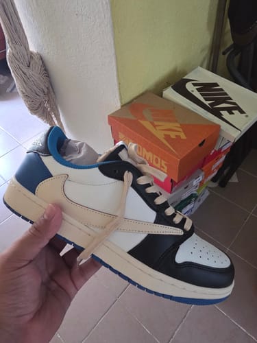 Customer photo review of Tenis Travis Low Fragment Importado