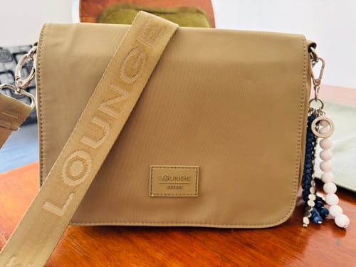Reseña con foto de un cliente sobre Cartera Bandolera Solapa Nylon