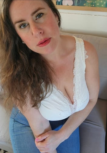 Reviewer showing her clear, glowing skin after using F-Balm Premium Tallow Balm.