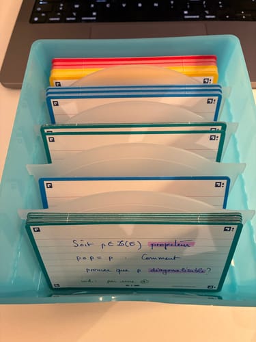 Un(e) client(e) présente ses fiches de révision écrites avec les stylos-feutres STABILO.