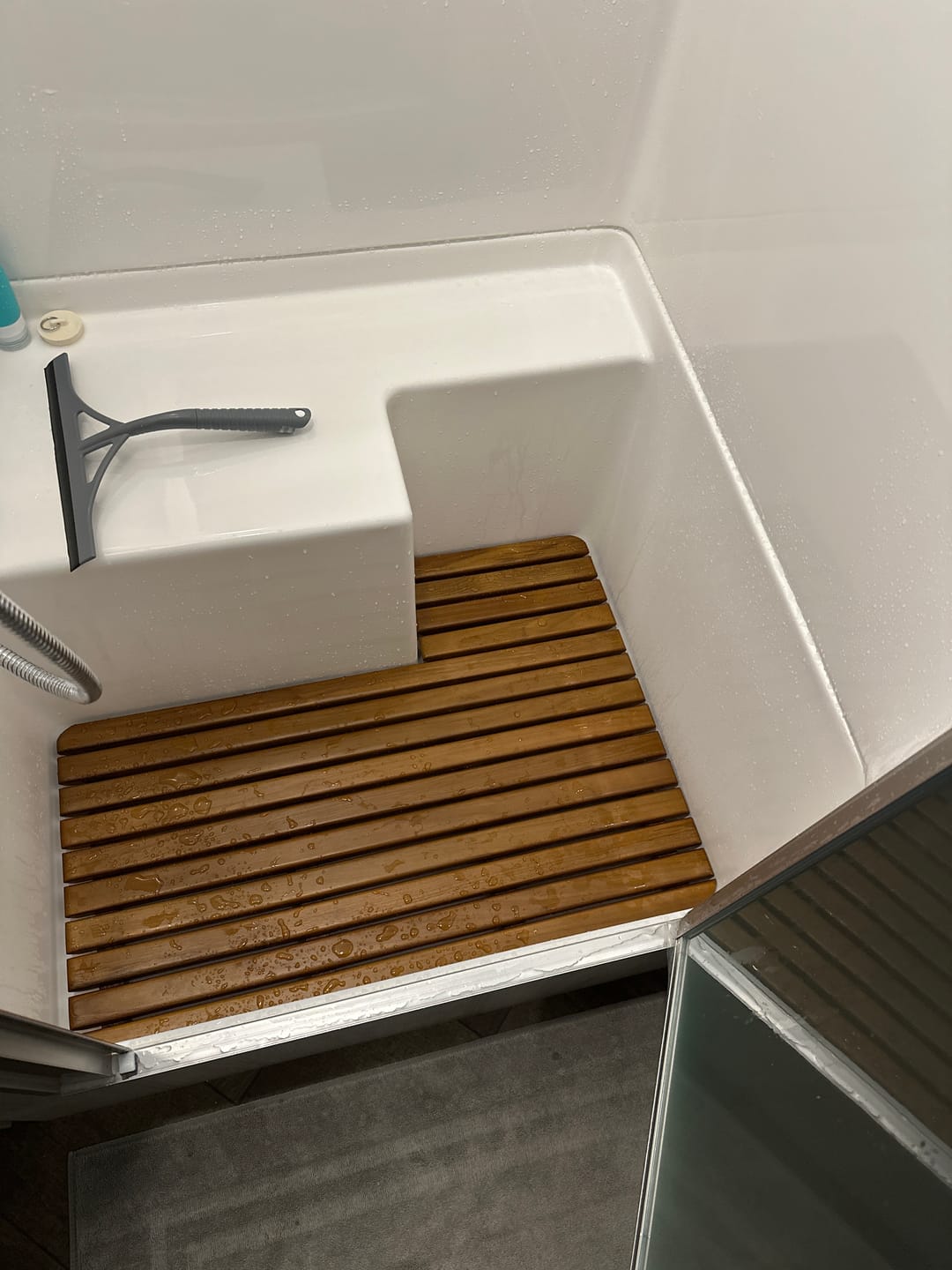 Customer photo review of 25FB / 27FB / 30RB L-shape Airstream Teak Shower Mat