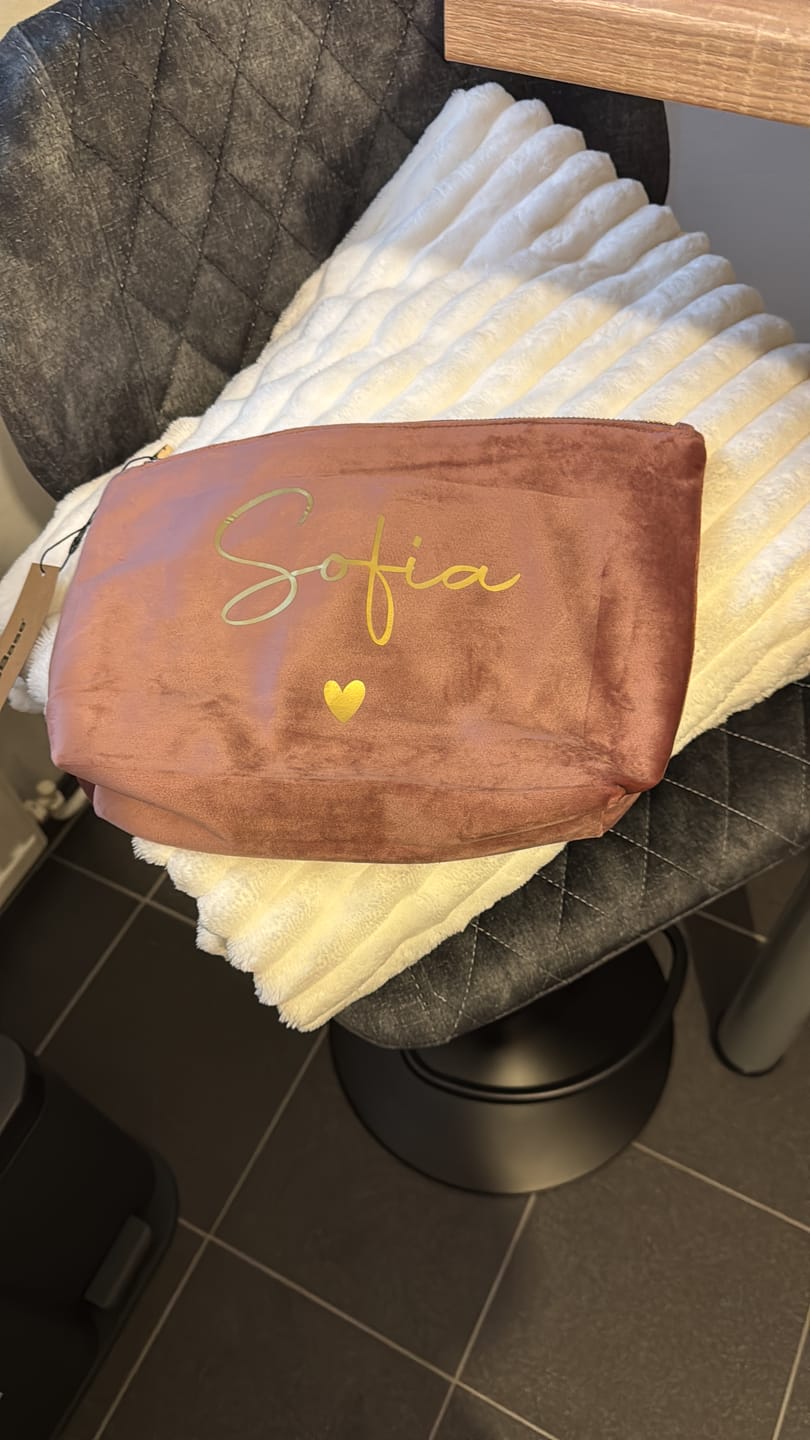 Customer photo review of Meine Kosmetiktasche - Personalisierte Samt Kosmetiktasche für MakeUp und Kosmetika mit Namen