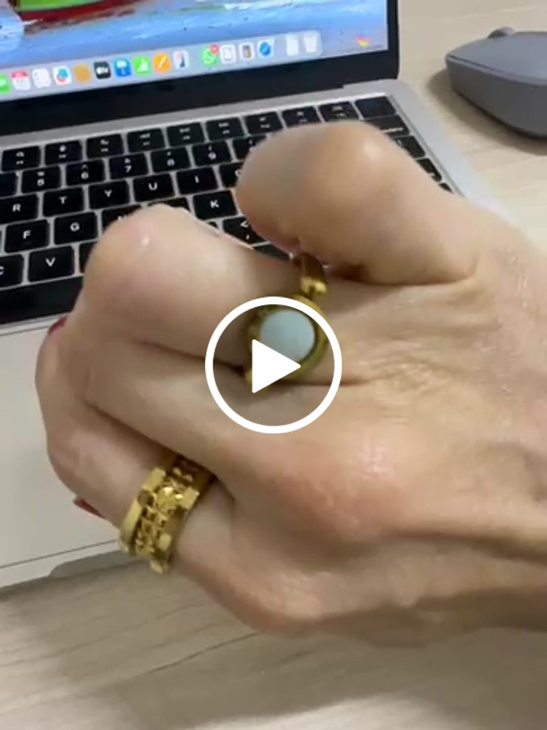 Customer video review of Anel Giratório Numeral Romanos Banhado em Ouro 18K