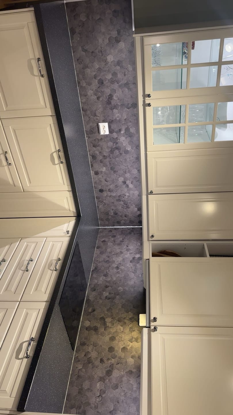 Customer photo review of Hexagon mørkegrå betong selvklebende veggfliser