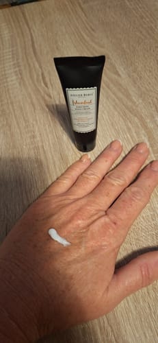 Klant met een beetje Istanbul Handcrème op de hand en de tube op de achtergrond.