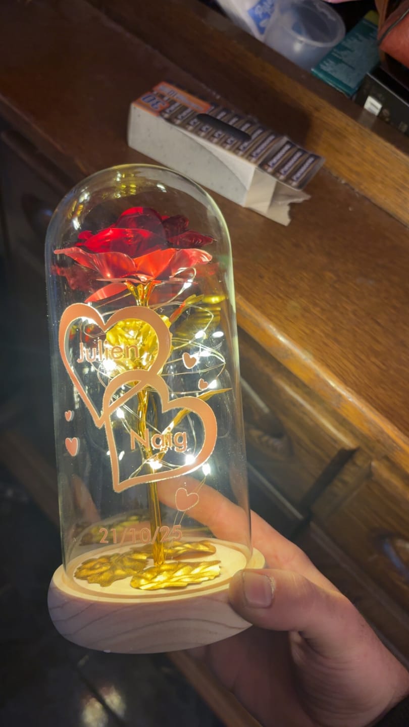 Customer photo review of Je t'aime - Rose éternelle sous cloche en verre avec lumière LED personnalisée avec noms et date anniversaire