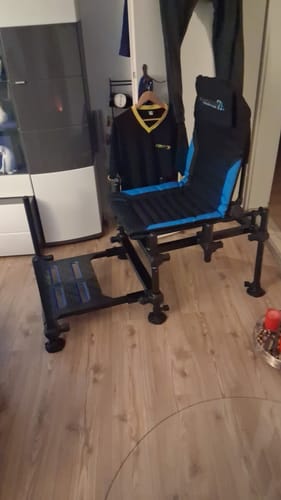 Klant toont de Absolute 36 Feeder Chair Foot Platform gemonteerd op de bijpassende stoel in een kamer.