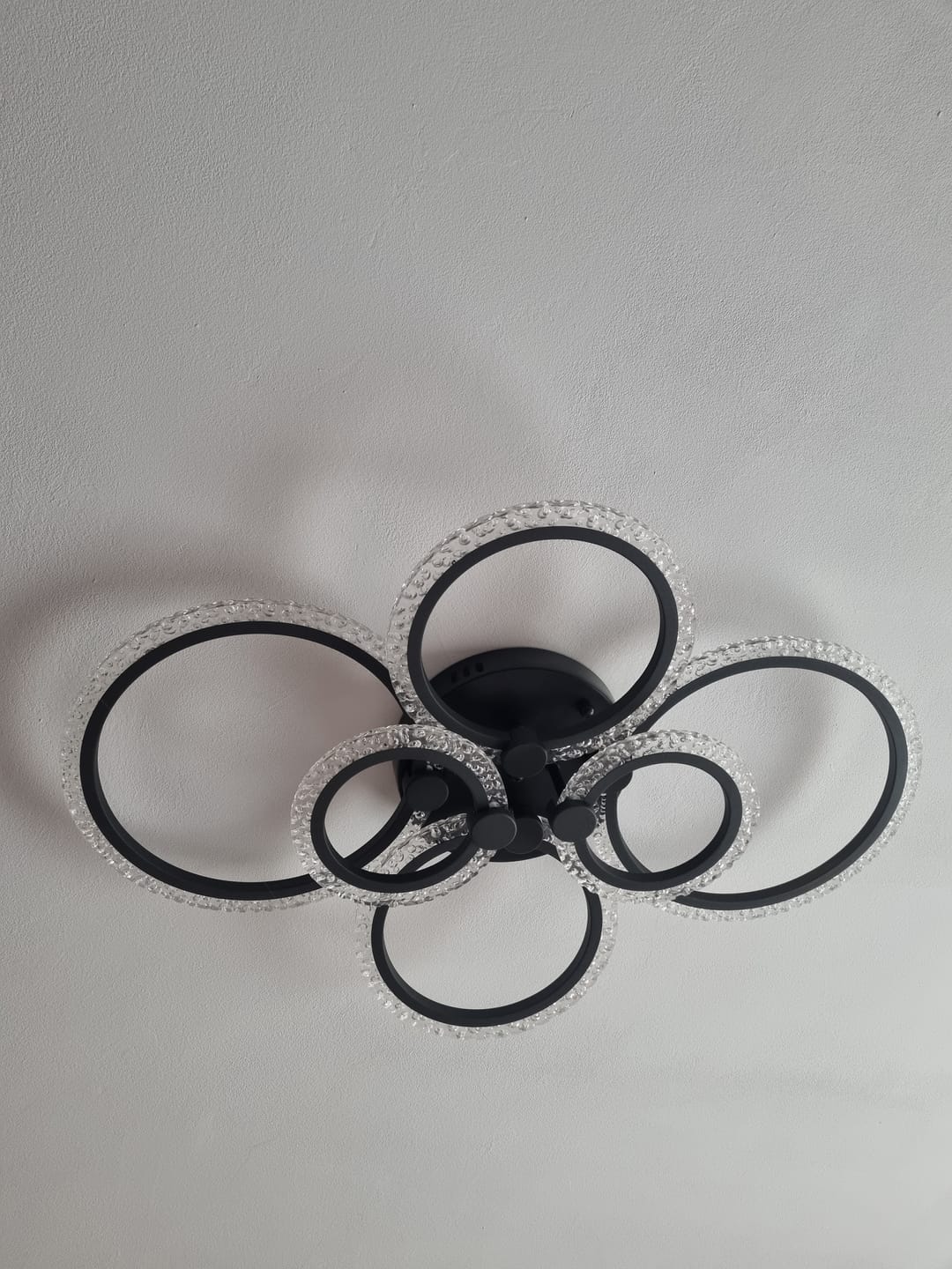 Customer photo review of Lustra LED 4+2 CIRCLE BUBBLES BLACK Echivalent 600W Telecomanda