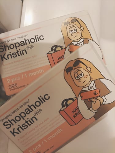 レビューアーが撮影した、Shopaholic Kristin ミッドナイトグレーのパッケージ2箱。