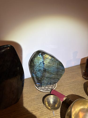 Le bloc de labradorite d'un client posé sur une étagère, montrant ses beaux reflets bleus et dorés.