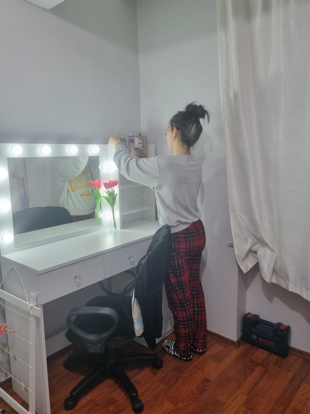 Customer photo review of Rani BJ127 Hollywood Işıklı Aynalı Kulis Makyaj Masası 6 Çekmeceli Takı Düzenleyici Beyaz