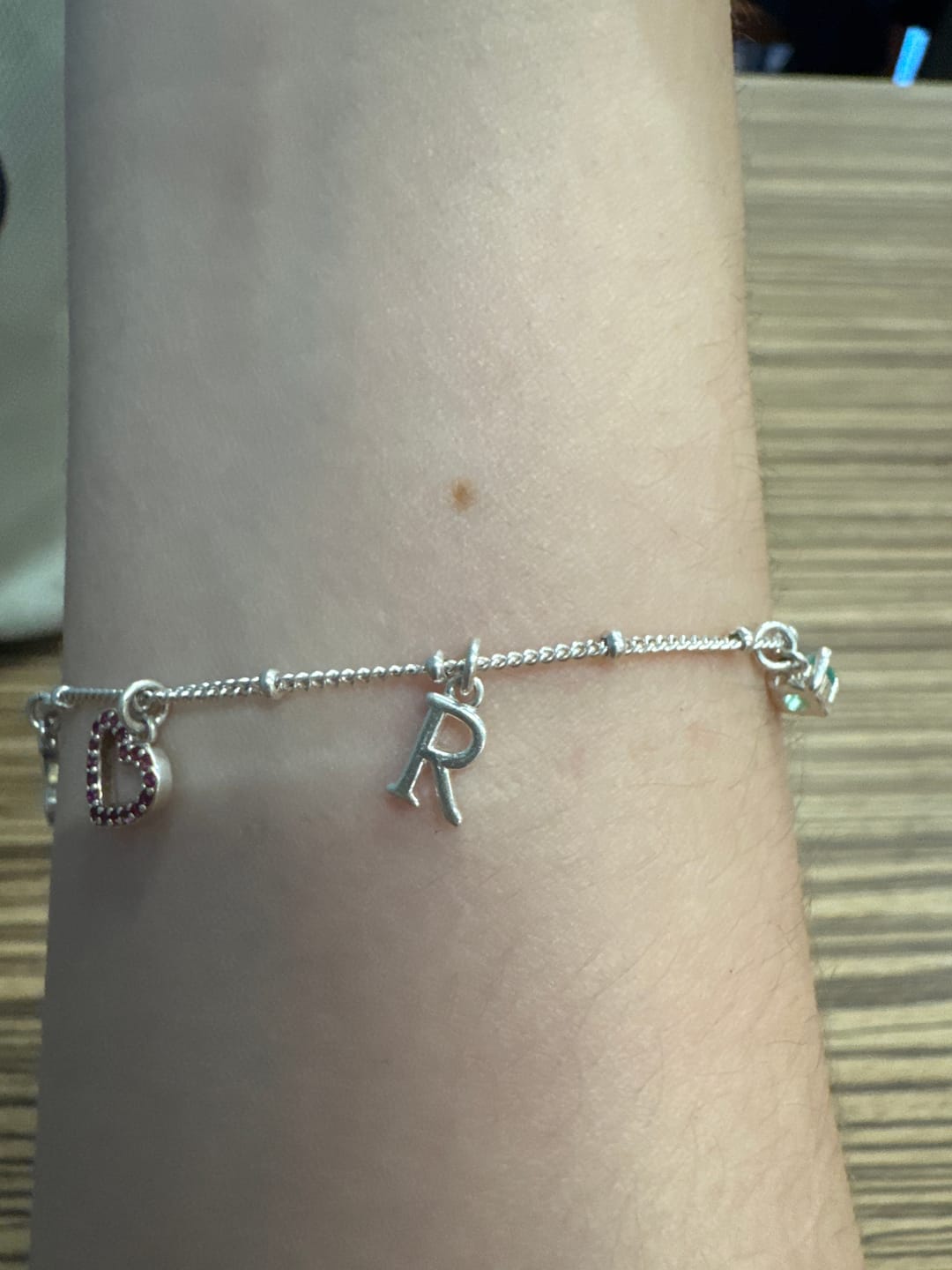Customer photo review of COLGANTE LETRA PLATA