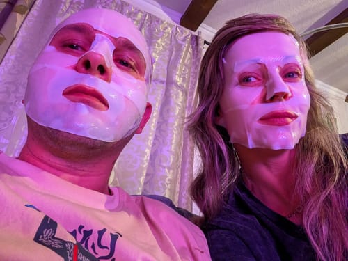 Zwei Rezensenten, die die weiße Kollagen Boosting Maske auf ihrem Gesicht tragen.