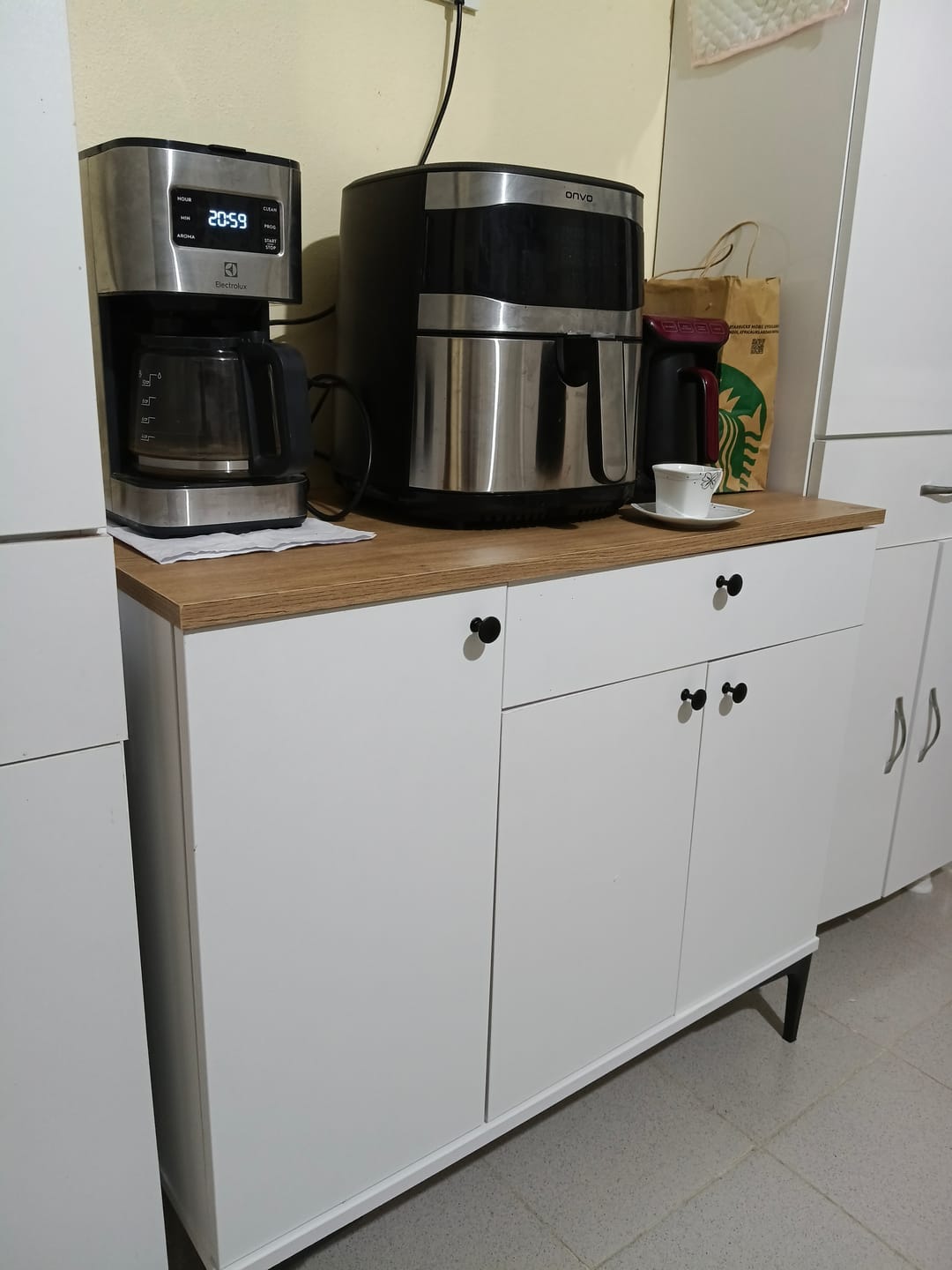 Customer photo review of Rani JE194 Kahve Köşesi Çok Amaçlı Dolap 3 Kapaklı 1 Çekmeceli Kiler Mutfak Dolabı Beyaz - Sepet Ceviz