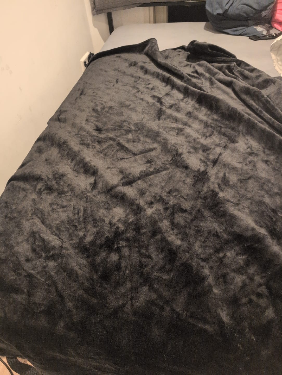Customer photo review of Waterproof Splash Blanket™️ - Black on Black Double Veluxe