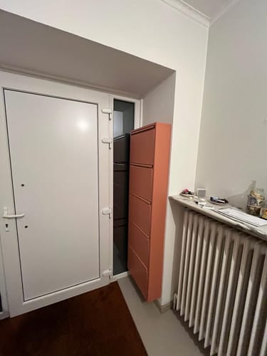 Recensent toont de Spinder Design Billy 5 Schoenenkast aan de muur in een hal, waarvan de lades niet goed sluiten.