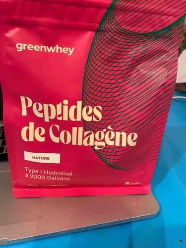 Client avec le sachet rose vif de Peptides de Collagène, saveur Nature.